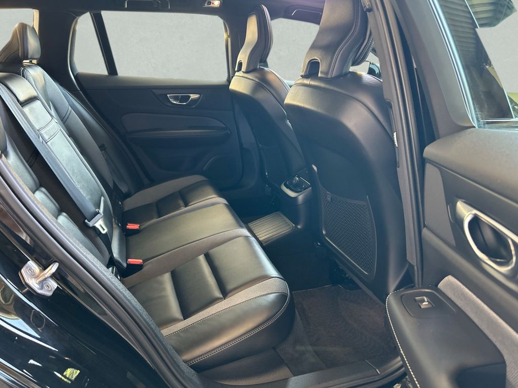 Volvo V60 Kombi R Design Recharge Plug-In Hybrid AWD T