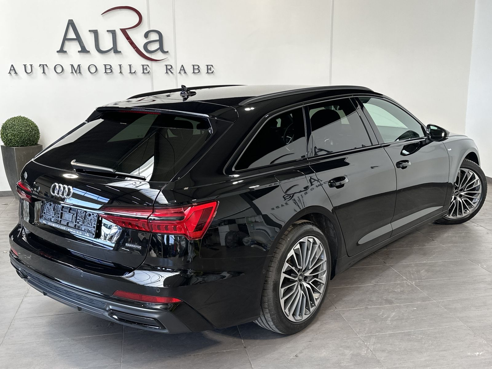 Fahrzeugabbildung Audi A6 Avant 55 TFSI e Qu S-Line Black NAV+MATRIX+VC