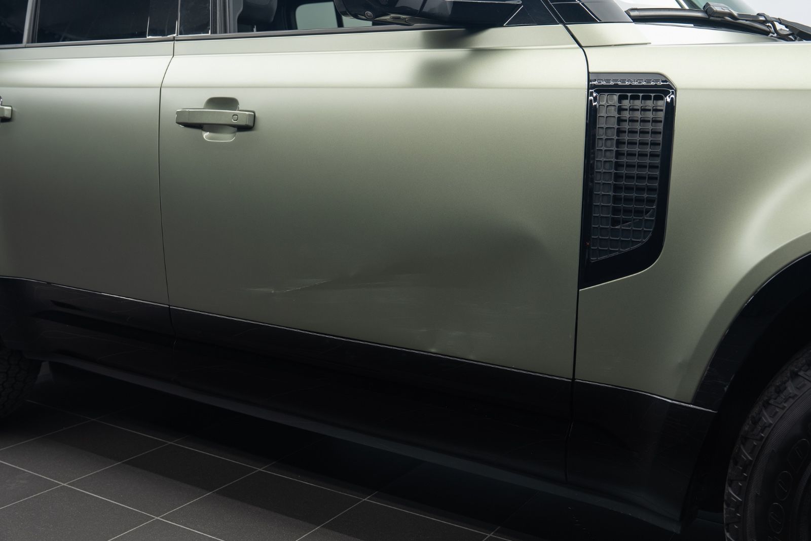 Fahrzeugabbildung Land Rover Defender 110 X-Dynamic SE EXPLORER/BLACK/PPF