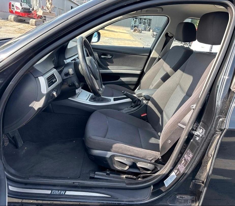 BMW 318 2008 — interior