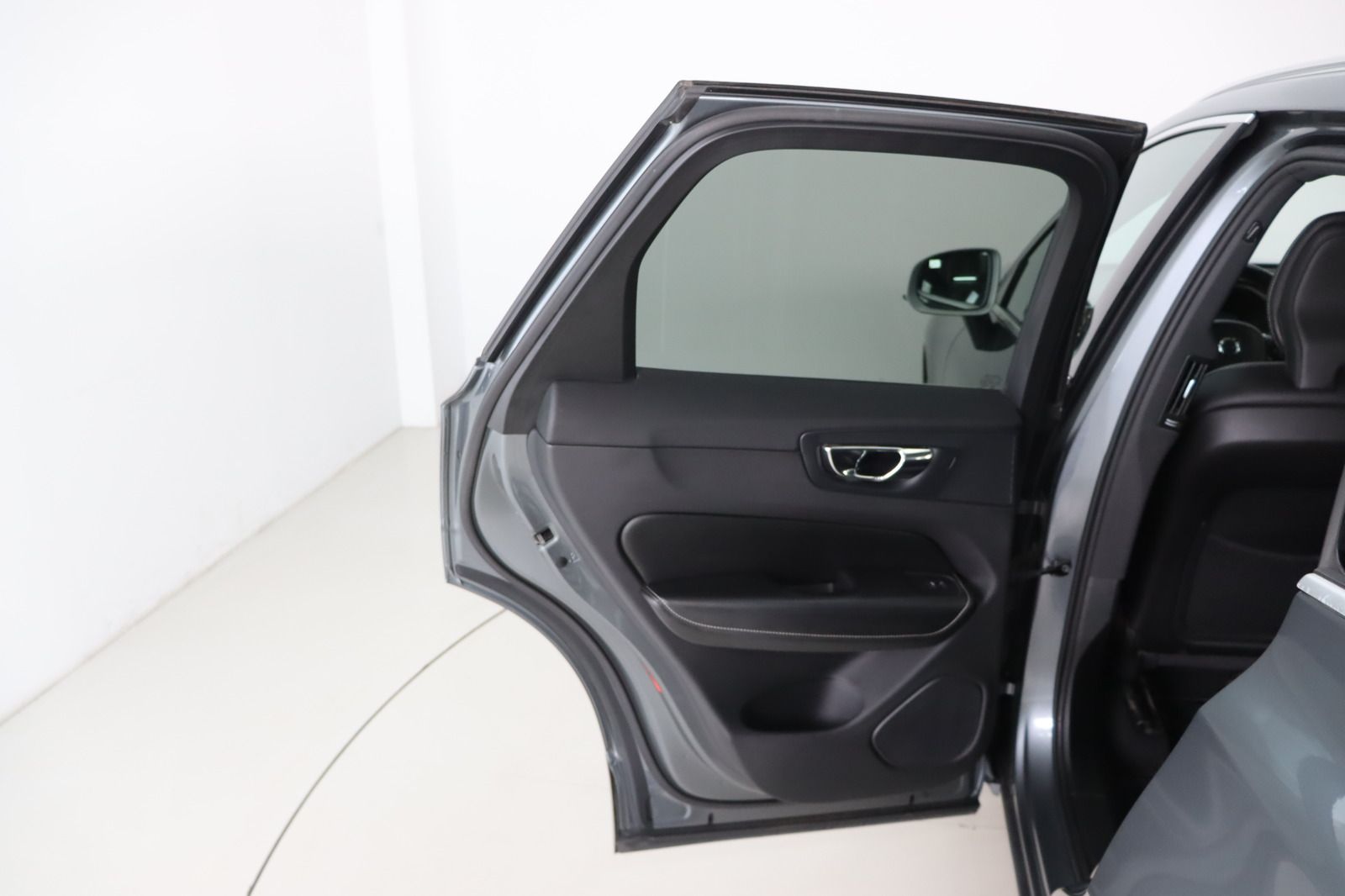 Fahrzeugabbildung Volvo XC60 D4 AWD R - Design aus 1. Hand