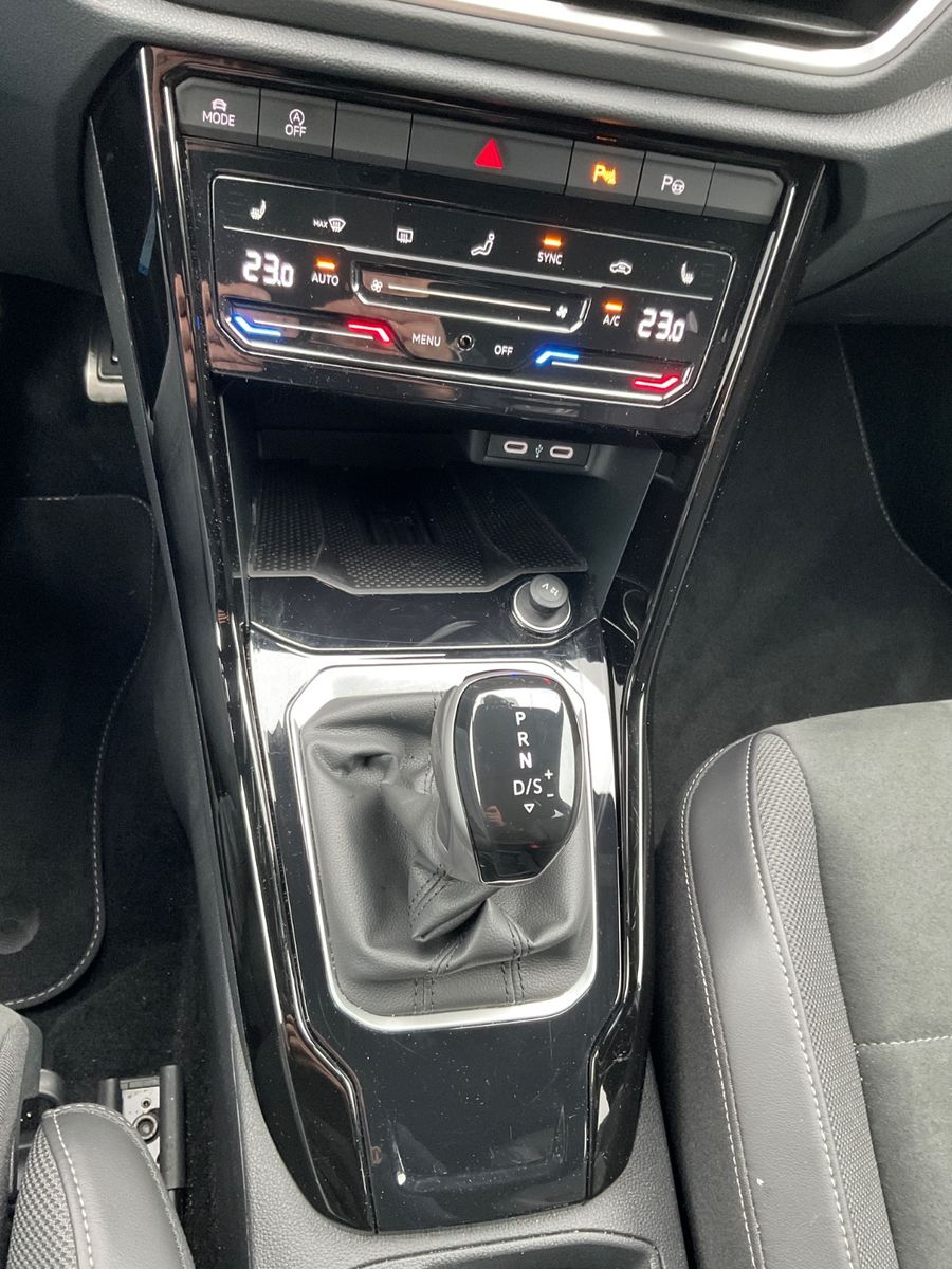 Fahrzeugabbildung Volkswagen T-Roc 1.5 TSI DSG R Line,AHK,ACC,Kamera,Navi