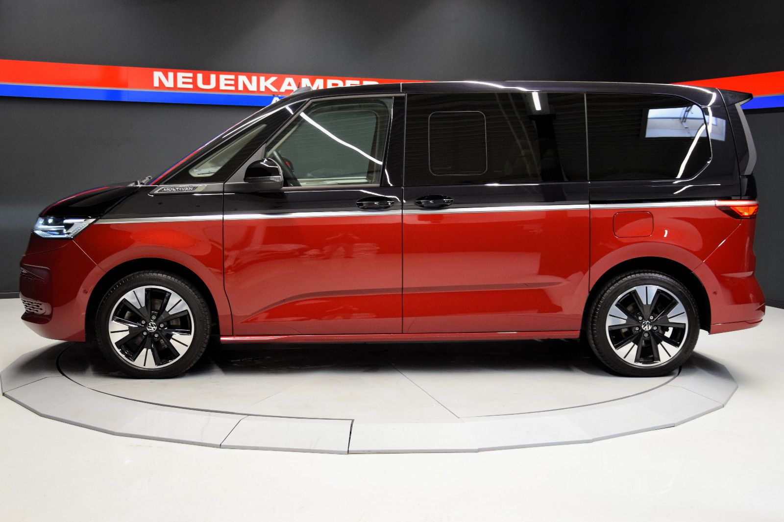 Fahrzeugabbildung Volkswagen T7 Multivan BiCol. rot/schwarz Pano HuD ACC AHK