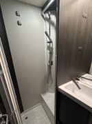 Fahrzeugabbildung Roller Team Kronos 295 TL Hub-Bett SAT TV 5 Schlafplätze