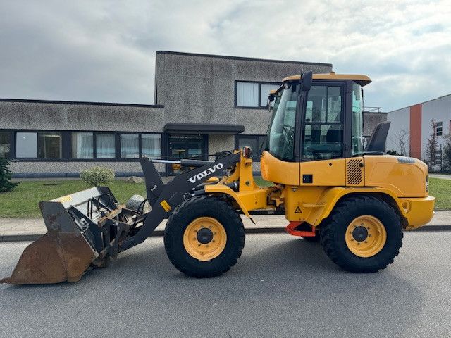 Volvo L 35 G 4 in 1 Schaufel Gabel 405 Breireifen 90 %