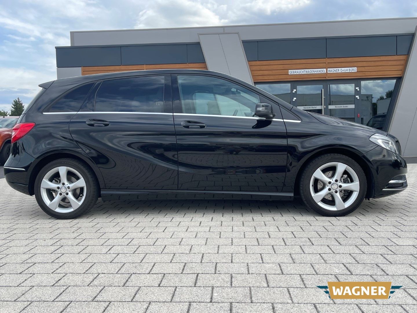 Fahrzeugabbildung Mercedes-Benz B 180 Pano Kamera Navi PDC SHZ Klimaautomatik