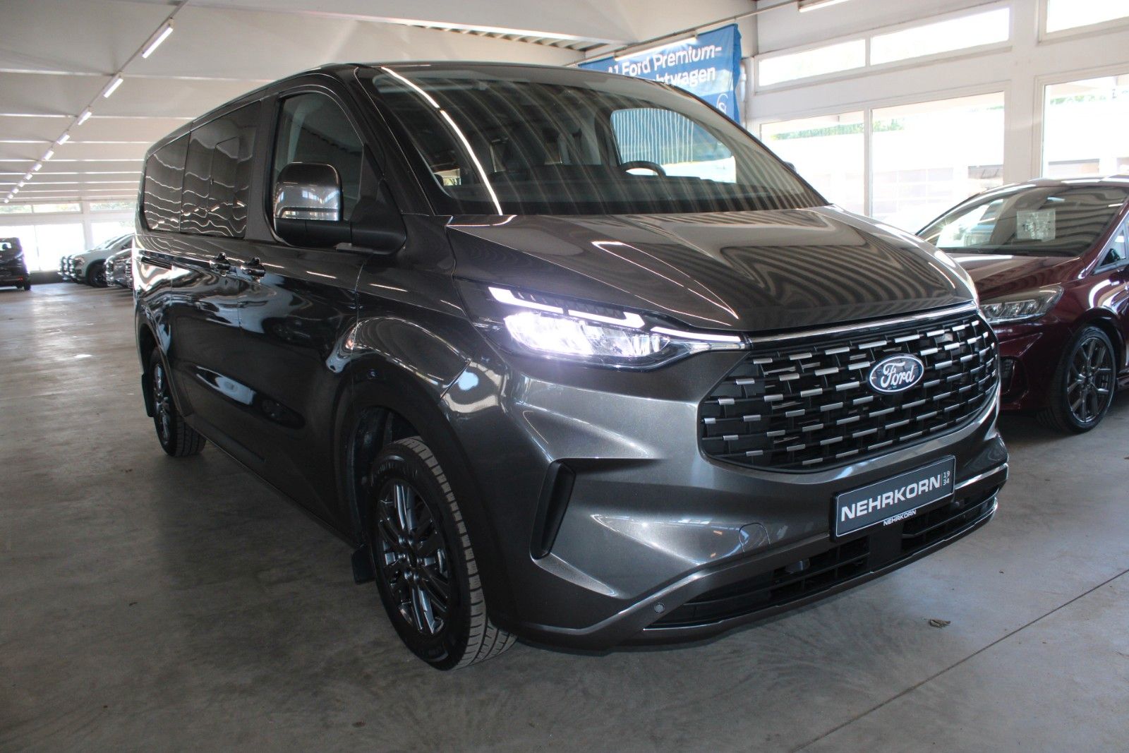 Fahrzeugabbildung Ford Tourneo Custom L2 8-Sitzer Titanium AHK LED ACC