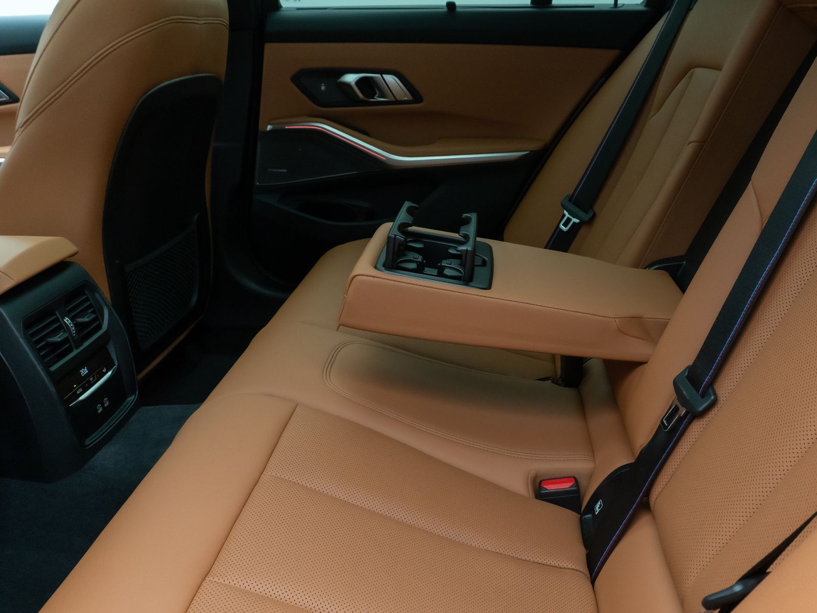 Fahrzeugabbildung BMW 330e xD M Sport Pro Panorama Kamera HUD DAB H/K