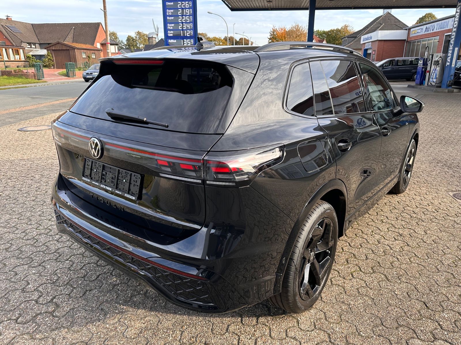 Fahrzeugabbildung Volkswagen Tiguan R-Line 2.0 TDI DSG Black/Pano/Matrix/AHK