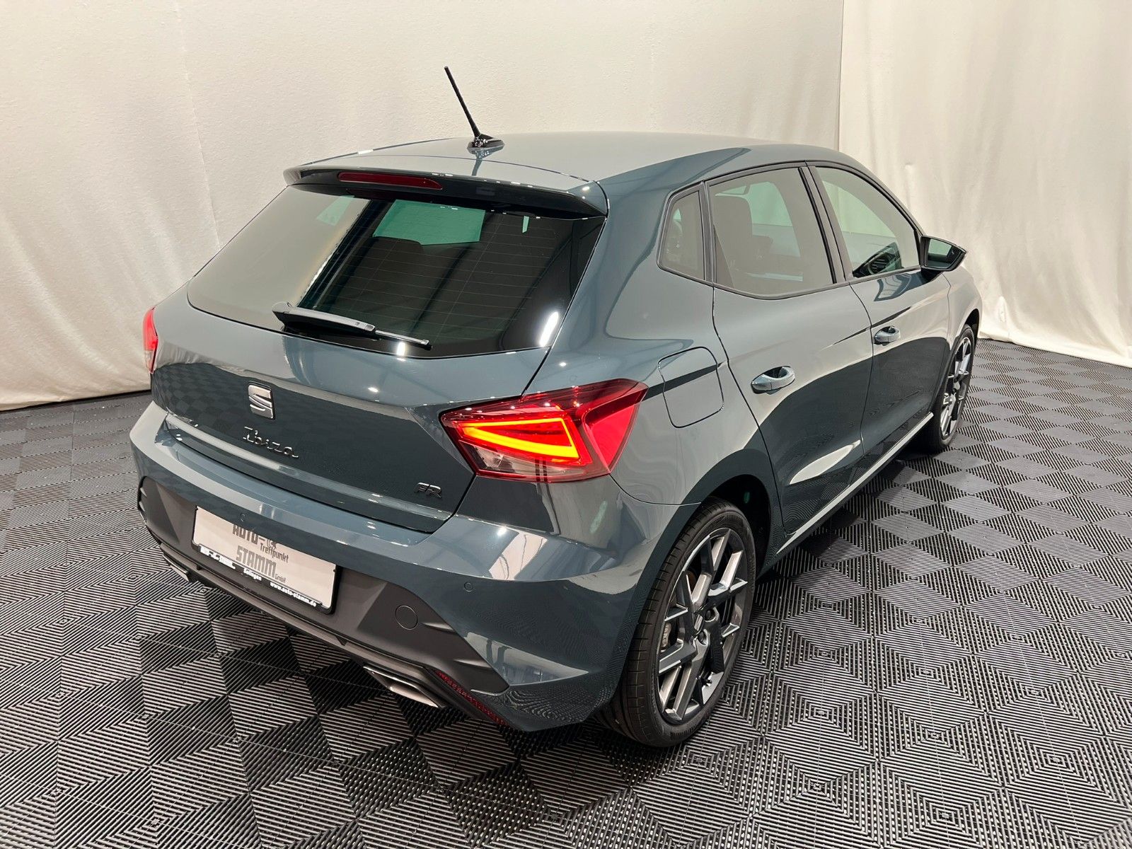 Fahrzeugabbildung SEAT Ibiza 1.0 TSI 85kW FR DSG 18" ALU
