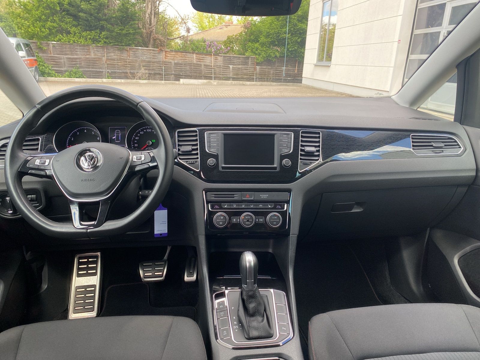 Fahrzeugabbildung Volkswagen Golf Sportsvan 1.2 TSI DSG Sound KAMERA APP BLIN