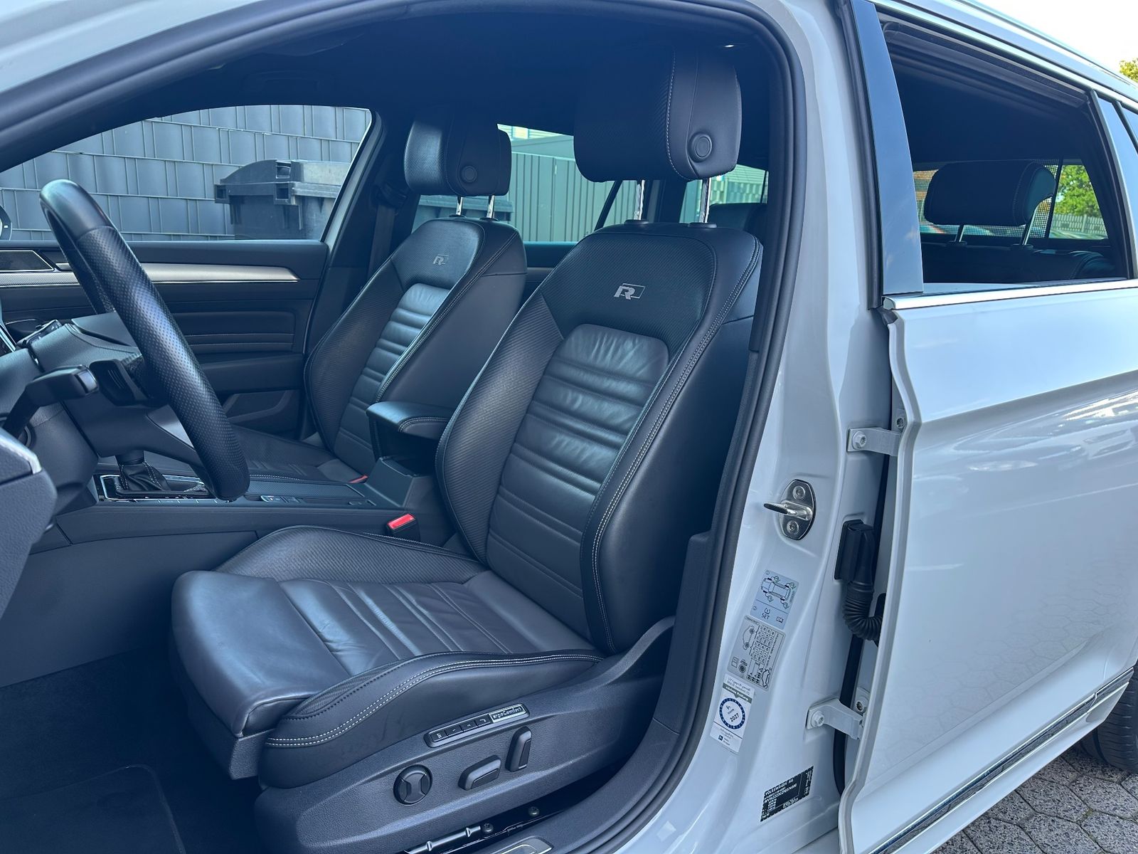 Fahrzeugabbildung Volkswagen Passat Variant 2.0 TDI DSG 4M R-Line NAV+LED+ACC