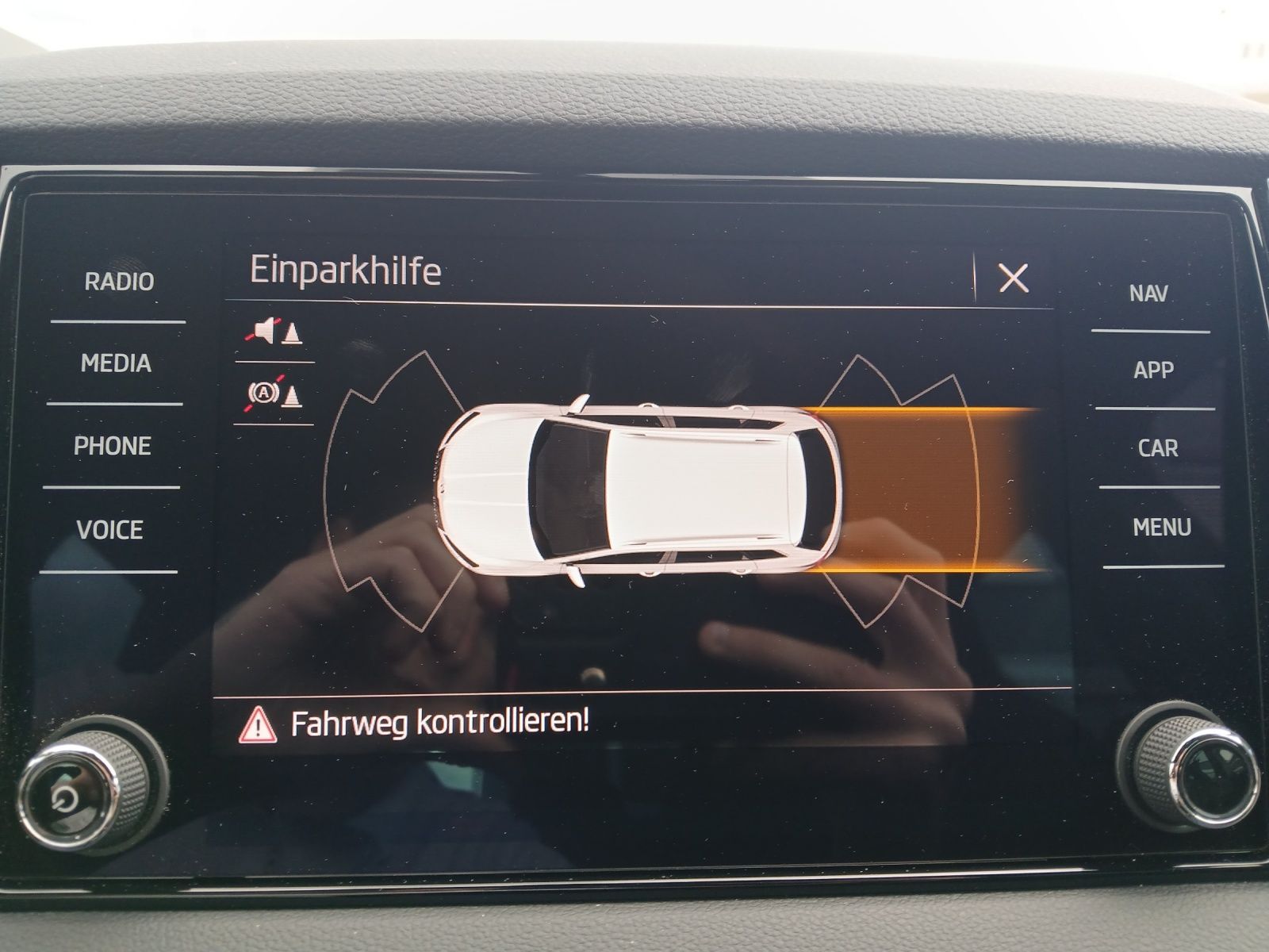 Fahrzeugabbildung SKODA Karoq TSI Sportline DSG LED AHK Navi ACC PDC SH
