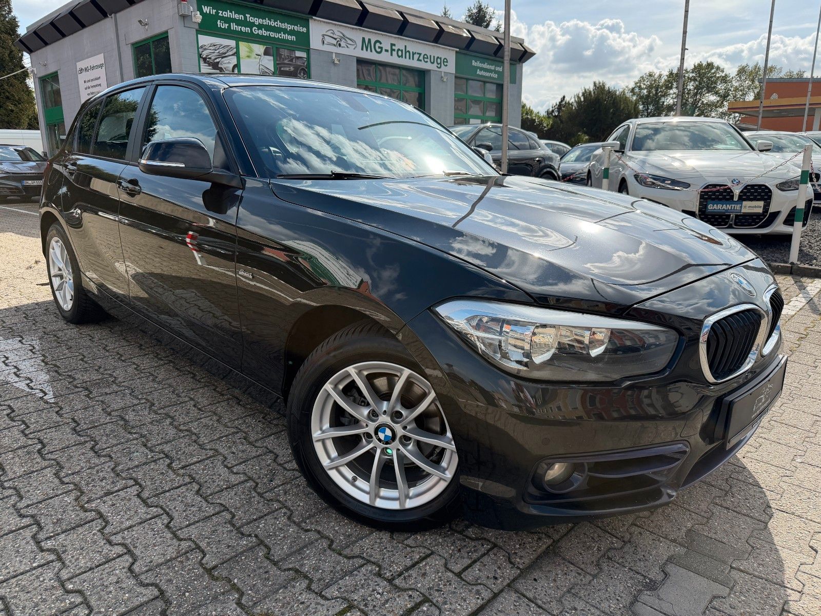 Fahrzeugabbildung BMW 118 d Sport Line AUTOMATIK NAVI BMW SCHECKHEFT