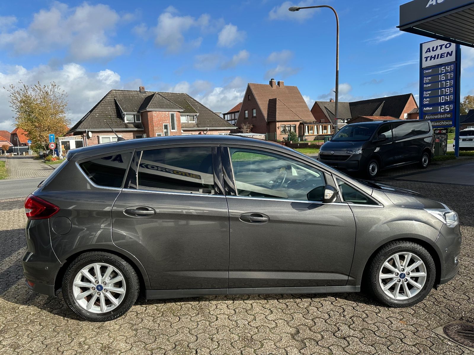 Fahrzeugabbildung Ford C-Max 1.0 EB Titanium Navi/SHZG/ParkPilot/GJR