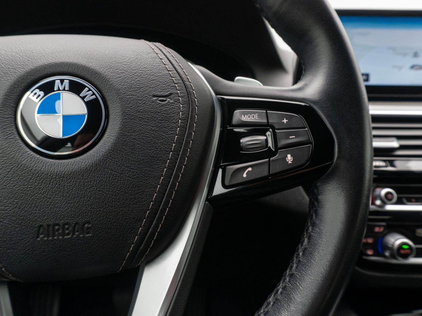 Fahrzeugabbildung BMW 530d Sport Line ACC Kamera HUD HiFi DisplayKey