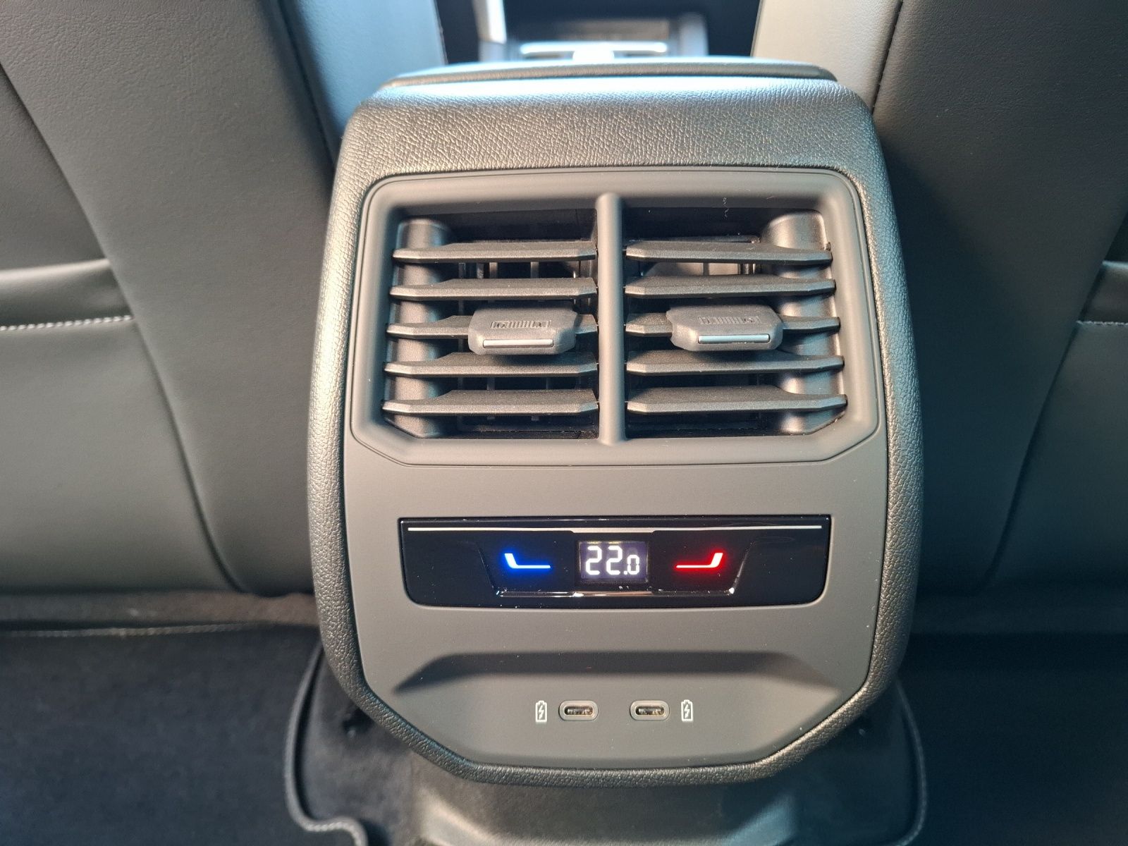 Fahrzeugabbildung SEAT Leon eTSI FR-Line DSG LED ACC Park-Assist SH 18"