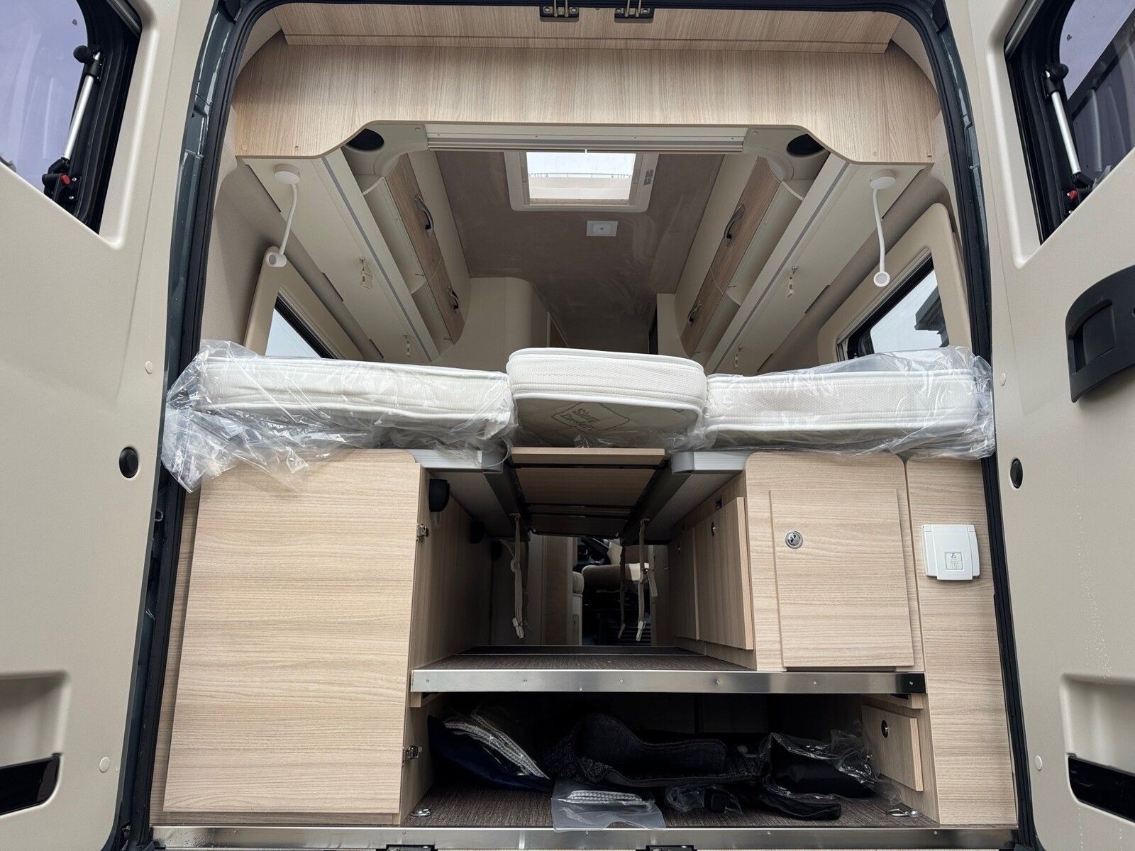 Fahrzeugabbildung Eura Mobil Van V 635 EB 180 PS, Skyroof, Automatik