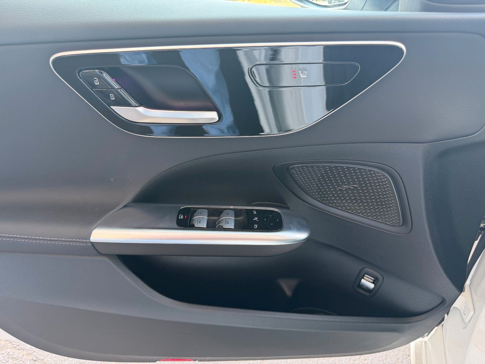 Fahrzeugabbildung Mercedes-Benz C 200 T Avantgarde+RKamera+AHK+AmbientePrem+