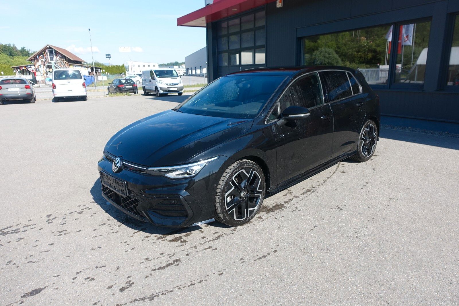 Volkswagen Golf VIII Lim. TSI 4M. R-Line EXP € 27990.--