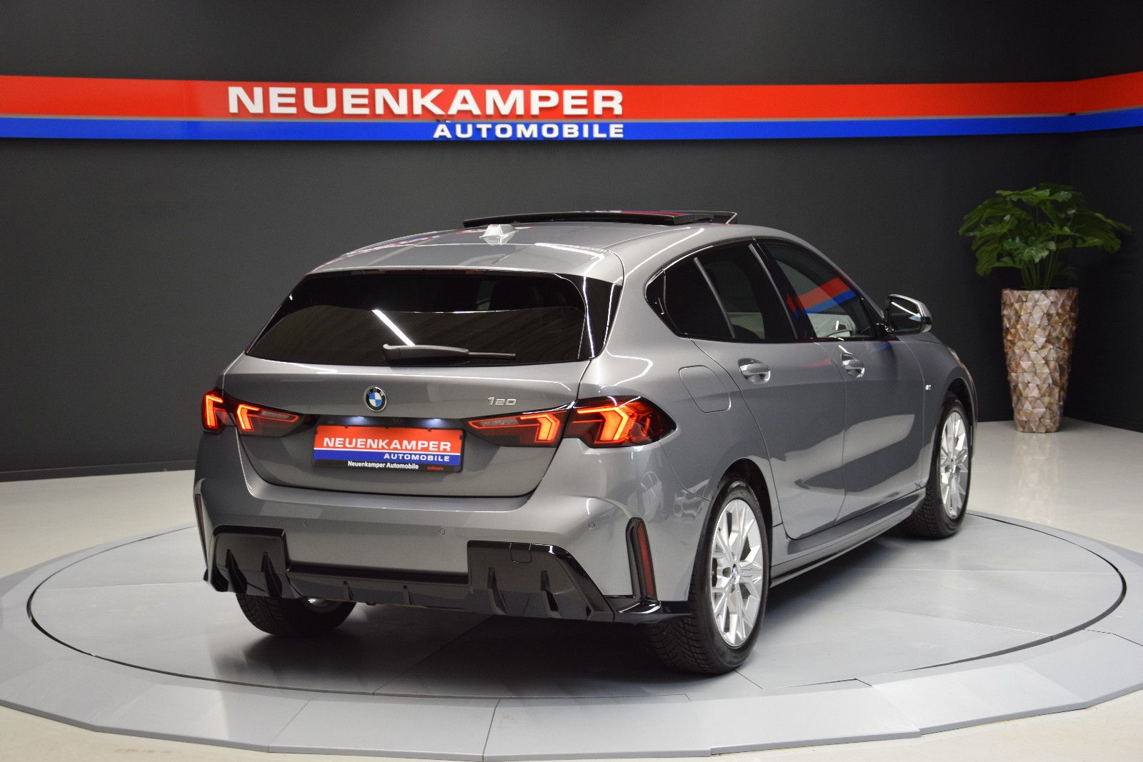 Fahrzeugabbildung BMW 120i M Sport Panorama Alcantara AHK Kamera DSC