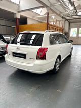 Toyota Avensis Kombi 2.0 Sol - weiße Toyota Avensis