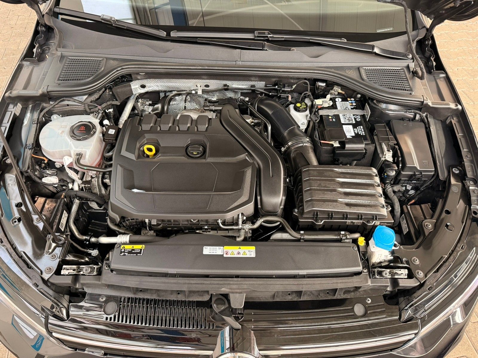 Fahrzeugabbildung Volkswagen Golf VIII Lim. R-Line 1,5 eTSI DSG +Navi+ACC+LED