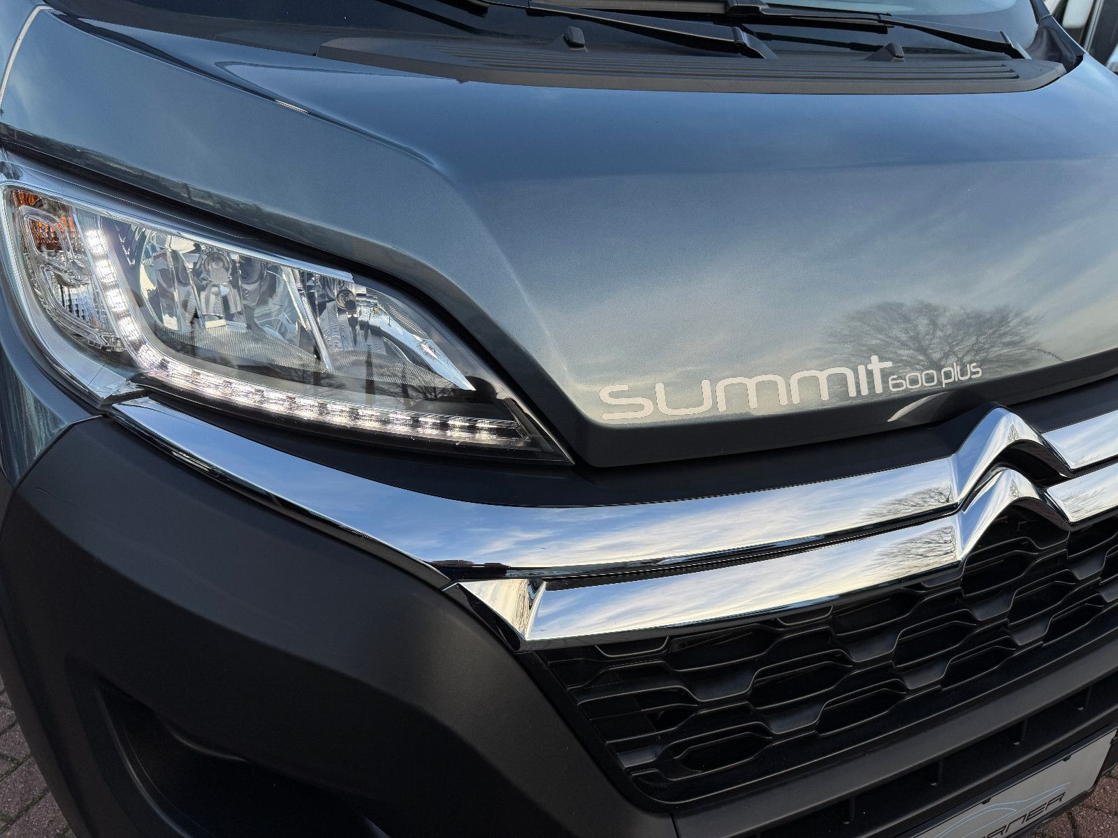 Fahrzeugabbildung Pössl SUMMIT 600 PLUS SCHWENKBAD KAMERA QUERBETT LED