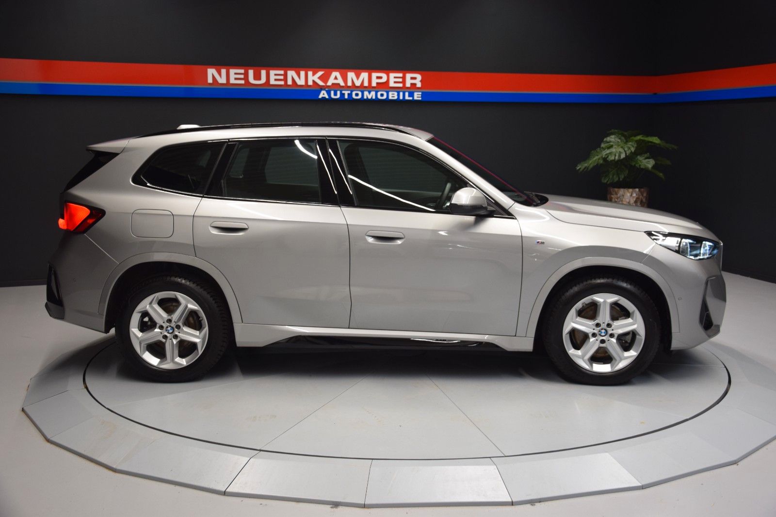 Fahrzeugabbildung BMW X1 sDrive 20 i M Sport ACC Leder H&k LED Kamera