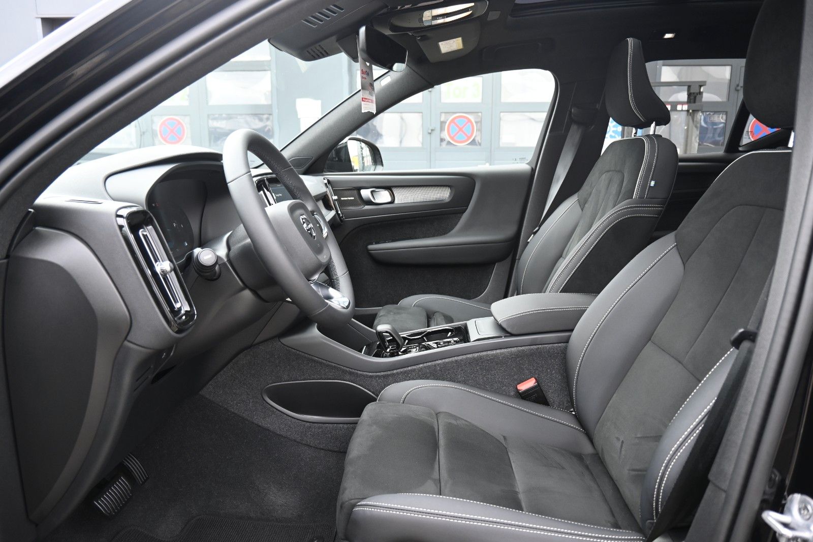 Fahrzeugabbildung Volvo XC40 B4 Ultimate Dark*PANO*STHZ*H&K*360*20"