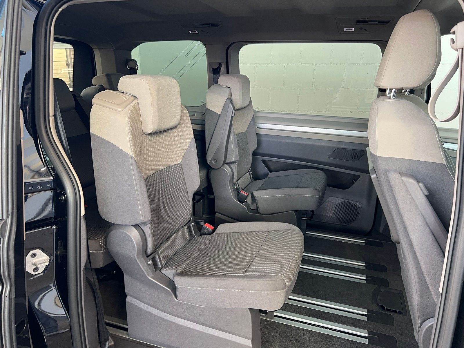 Fahrzeugabbildung Volkswagen T7 Multivan Life 2,0 TDI DSG +7 Sitzer +Easy Op