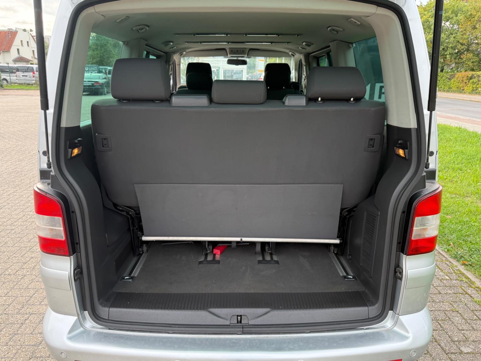 Volkswagen T5 Multivan Comfortline 2.5 TDI 5 cyl. 174 ch BVM / 7 places / Chauffage auxiliaire / GPS / Attelage 2,5 t