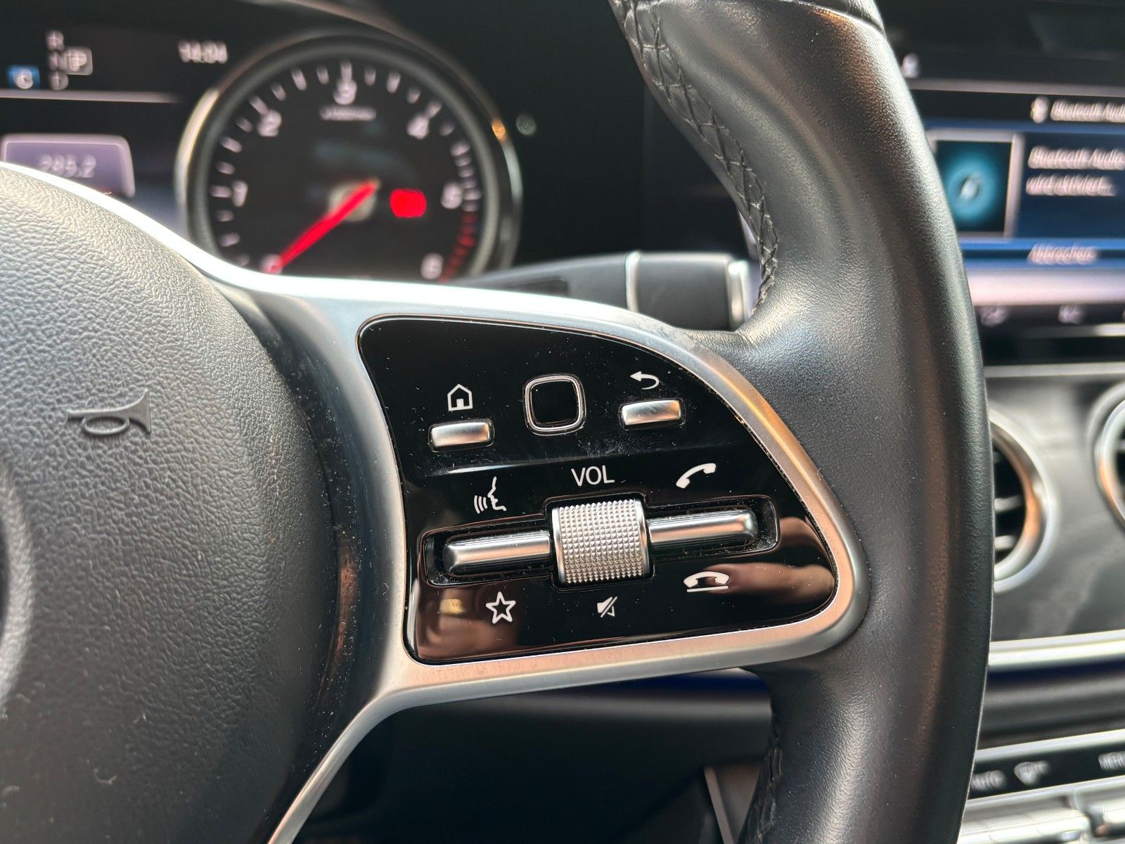 Fahrzeugabbildung Mercedes-Benz E 220d *Ambiente*Kamera*ACC*LED*SHZ