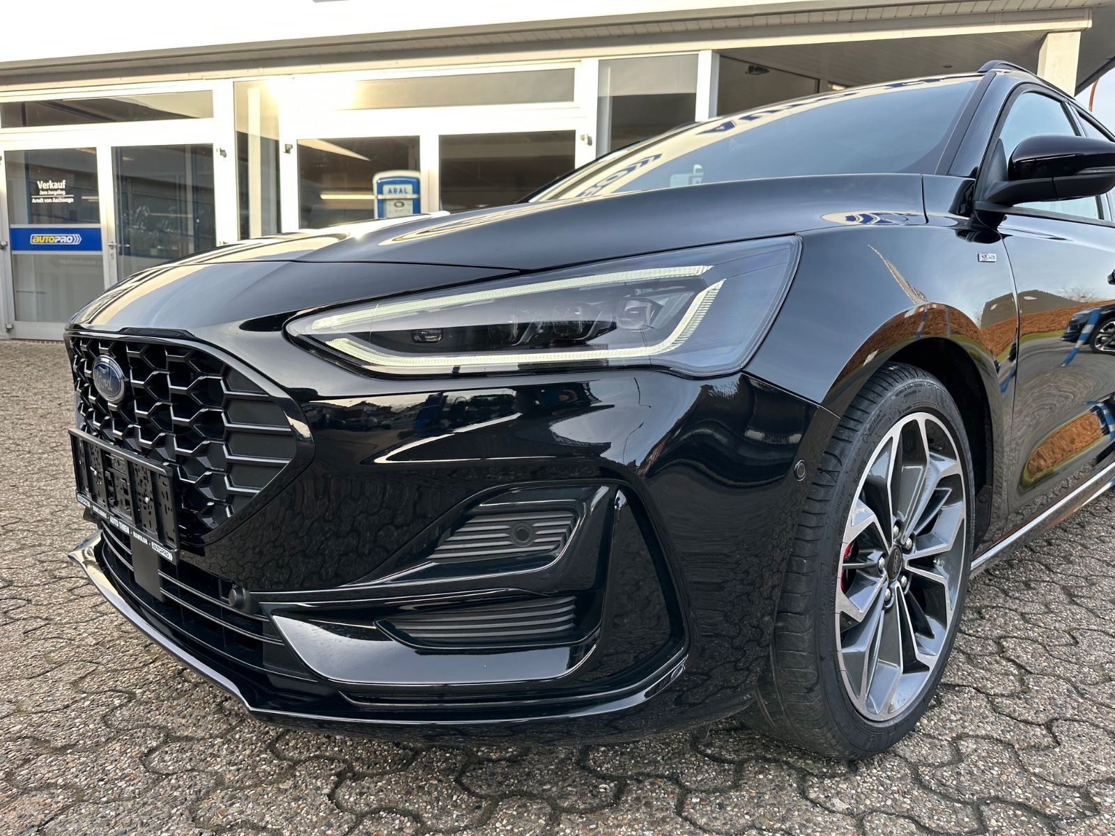 Fahrzeugabbildung Ford Focus Turnier 1.0 ST-Line X Pano/ACC/Matrix/Navi