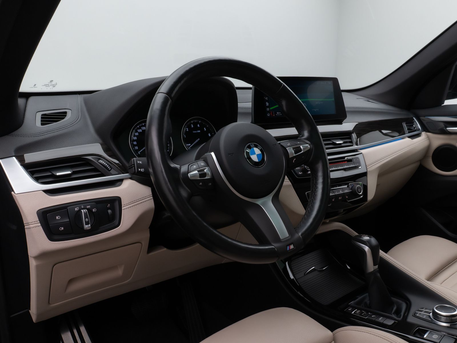 Fahrzeugabbildung BMW X1 xD25e MSport Panorama Kamera HUD DAB HiFi AHK