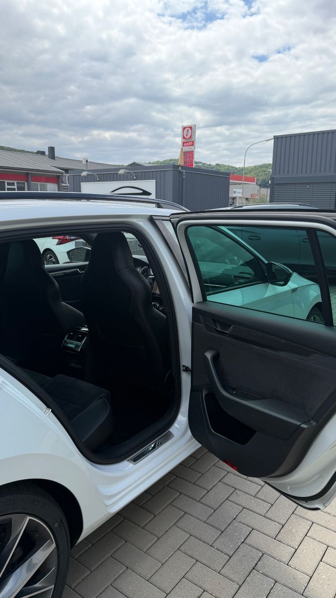 Skoda Superb Combi SportLine 4x4 DSG AHK Pano foto 13