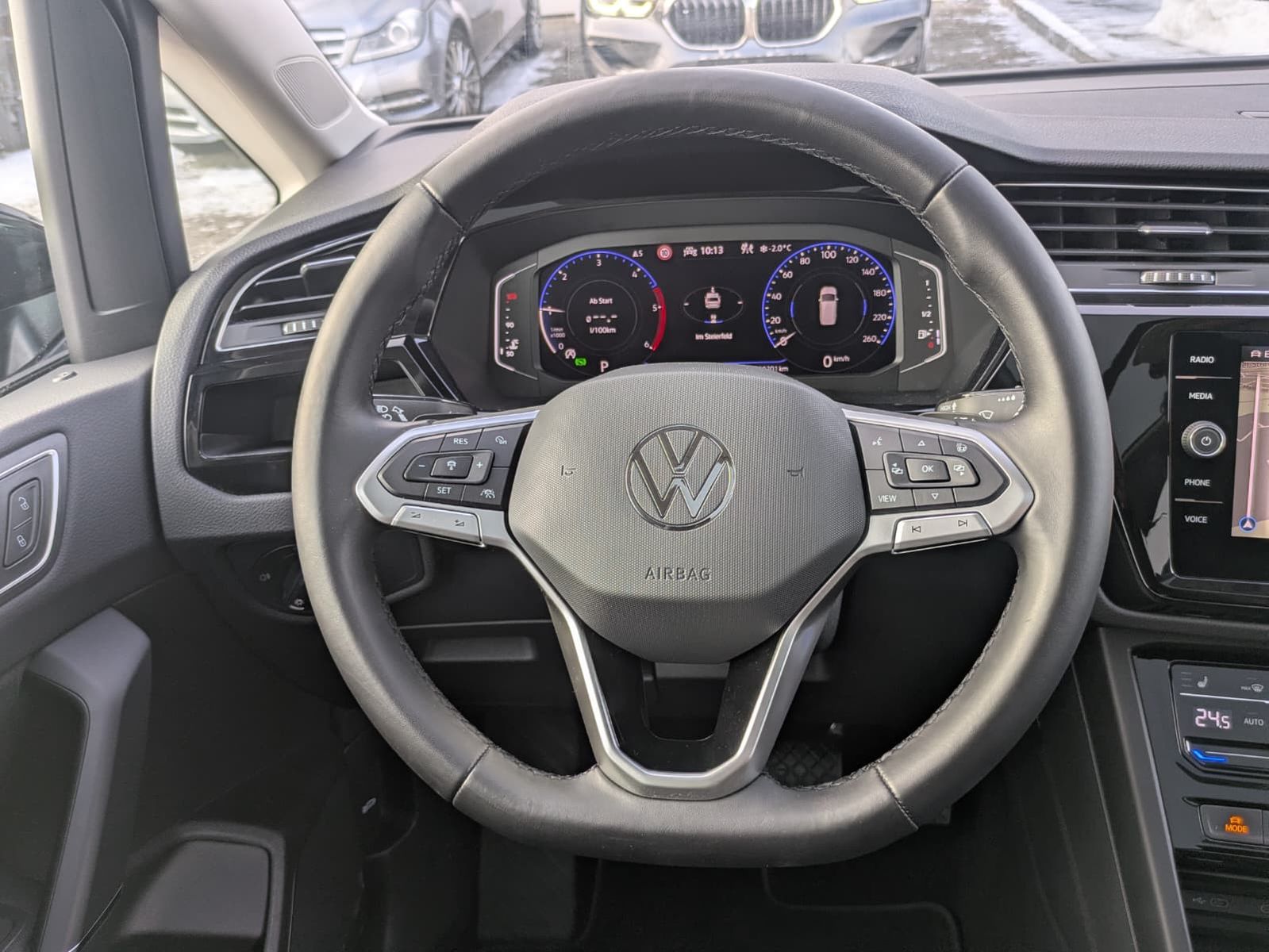 Fahrzeugabbildung Volkswagen Touran 2.0 DSG R-Line High BLACK Pano 7Si IQ AHK