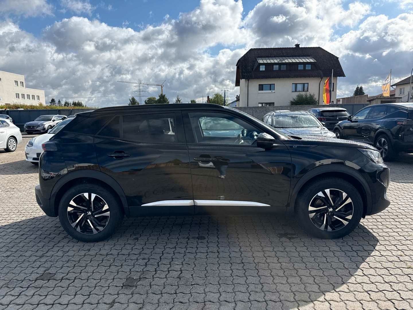 Fahrzeugabbildung Peugeot 2008 e- Allure Pack NAVI KAMERA 8-FACH SITZH. 1H
