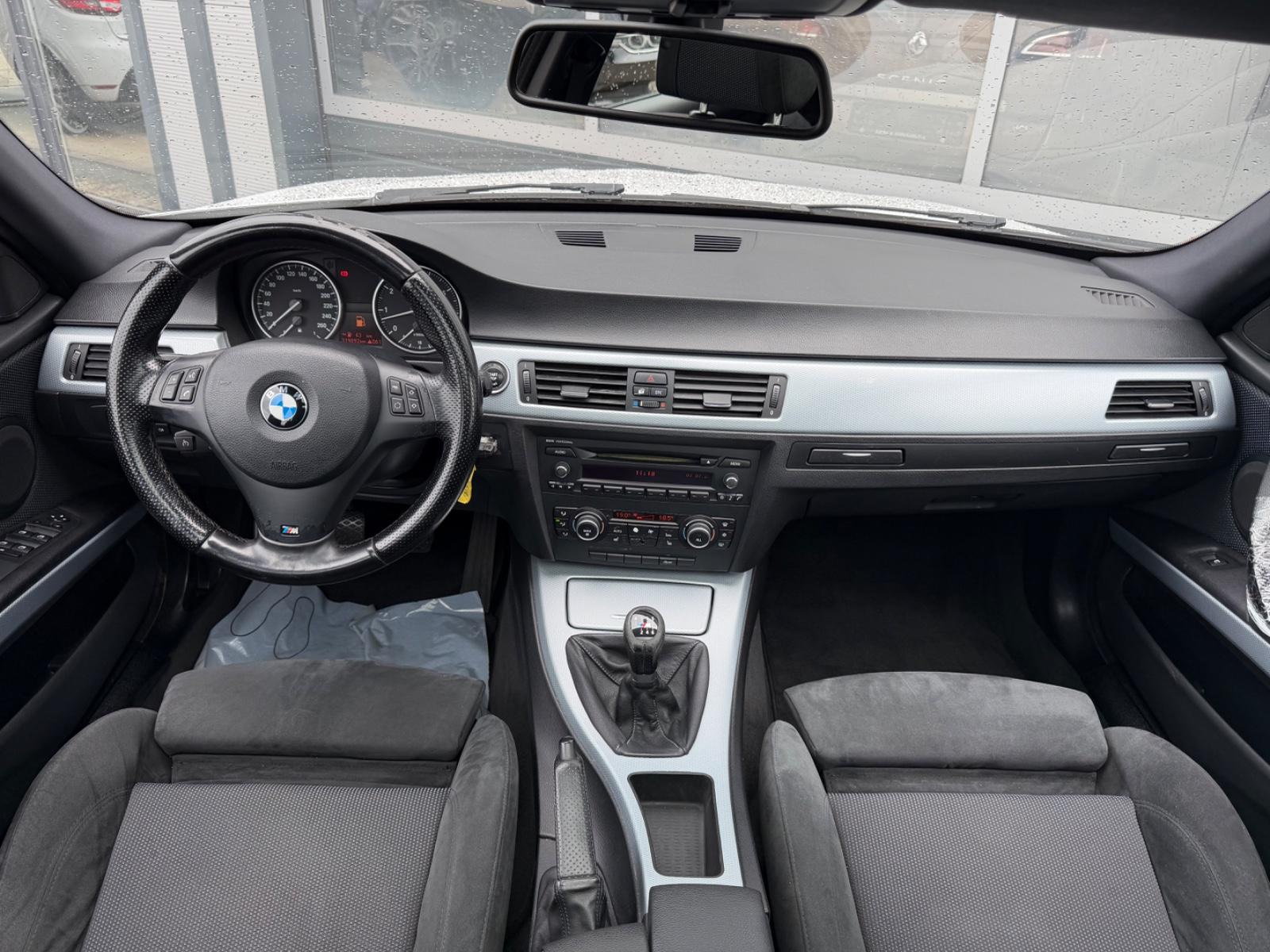 BMW 318 2009 — photo 18