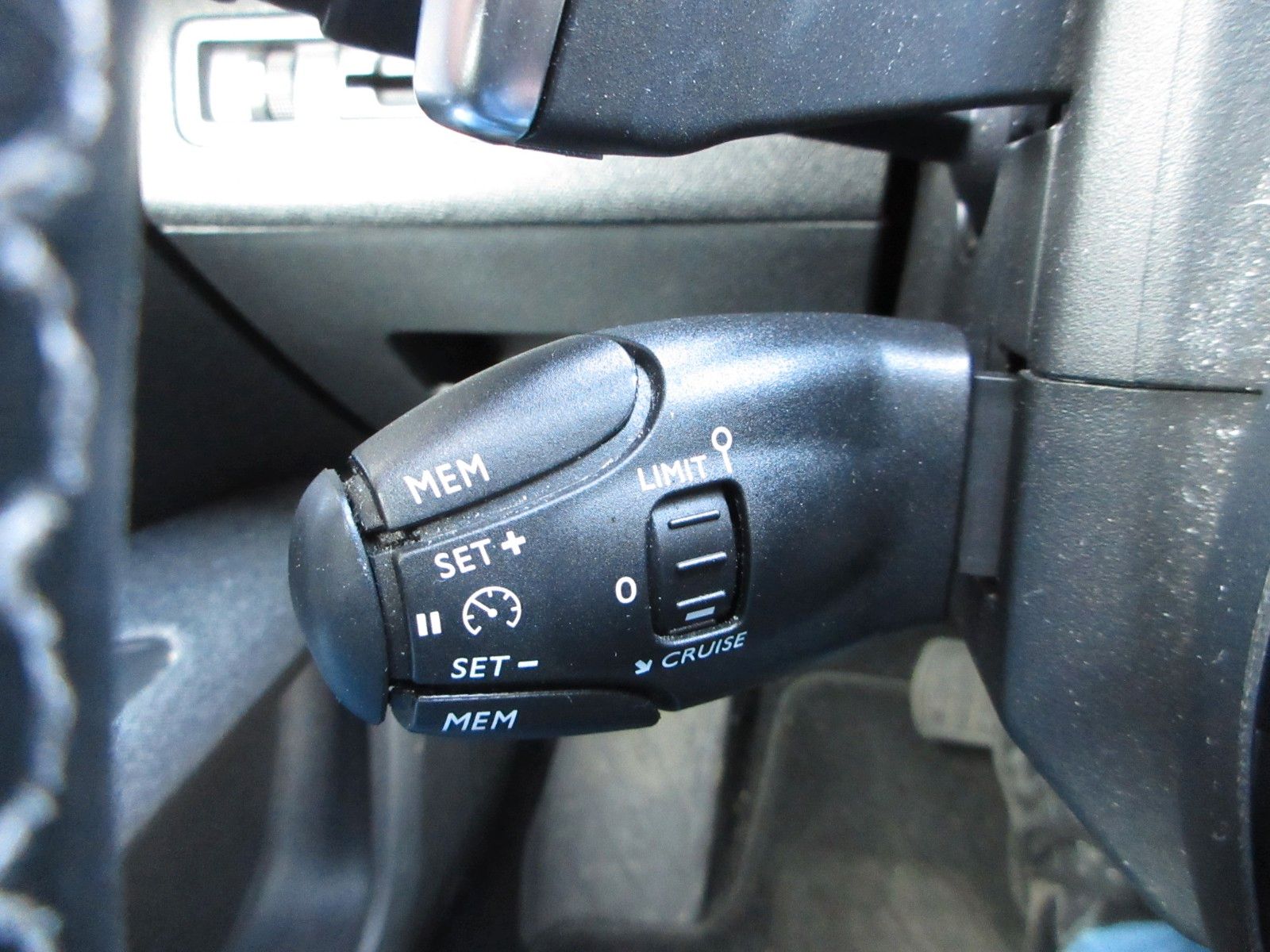 Fahrzeugabbildung Peugeot 5008 Active 1.2T NAVI/PDC/VIRTUAL/7-SITZER