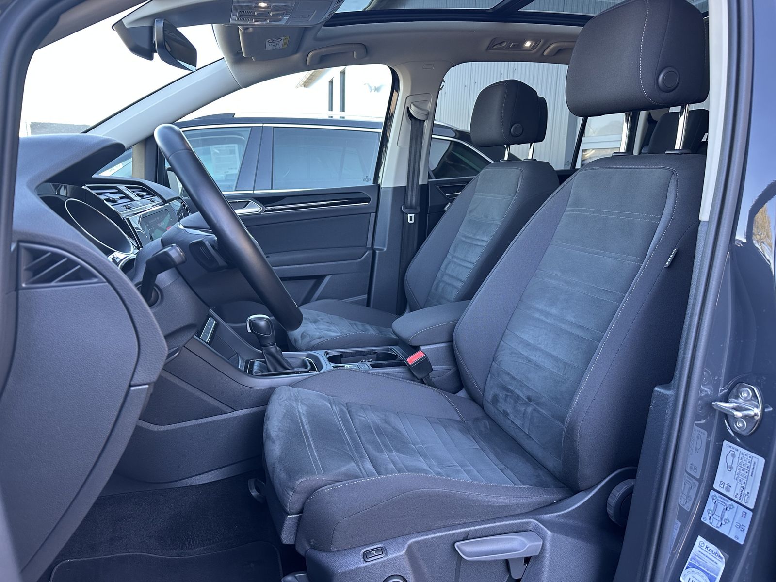 Fahrzeugabbildung Volkswagen Touran 2.0 TDI DSG HL 7-Sitzer NAV+LED+AHK+PANO