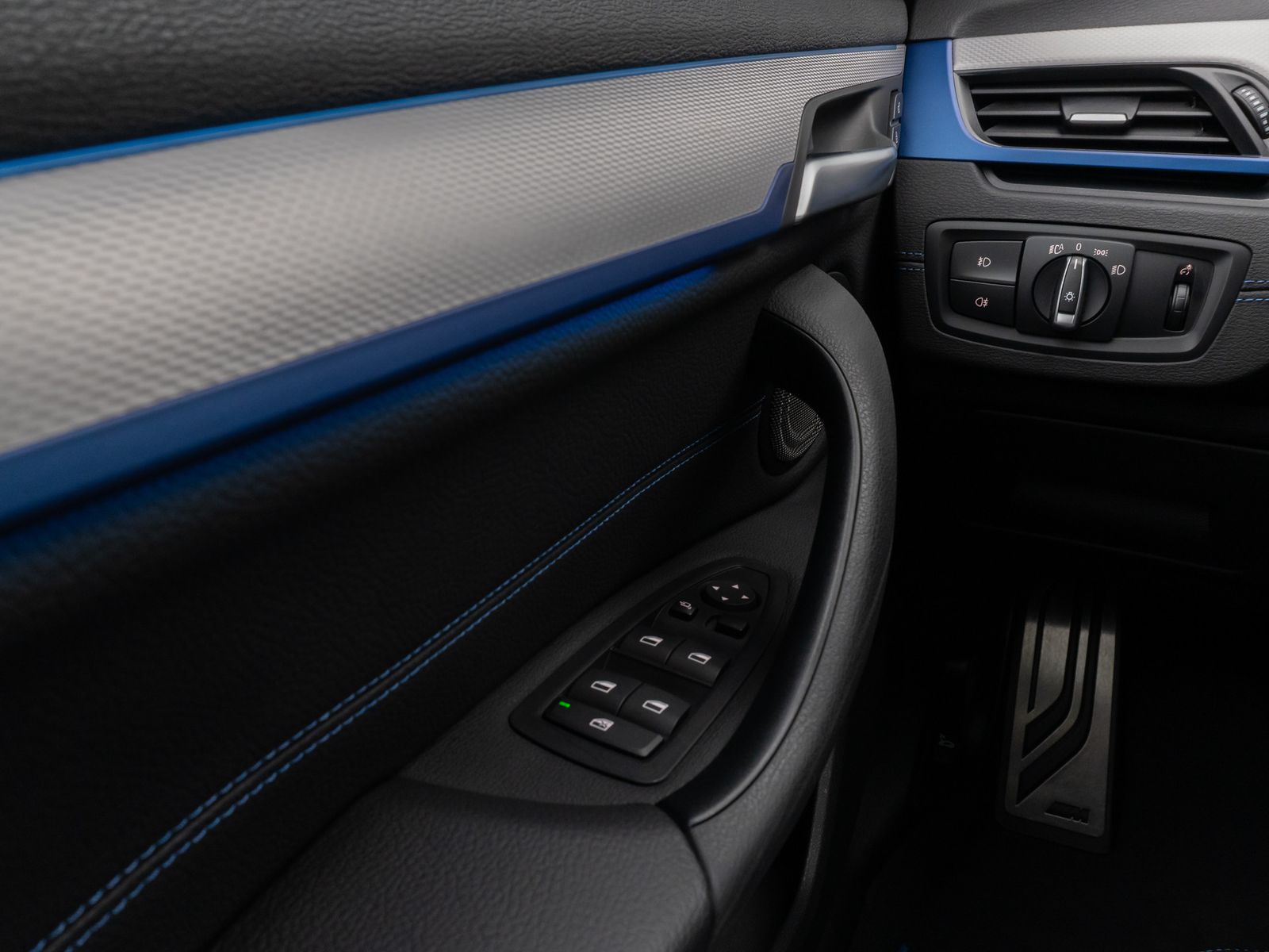 Fahrzeugabbildung BMW X1 xD25e M Sport Panorama Kamera HUD H/K Komfort