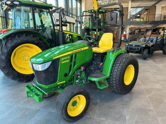 John Deere 3046R