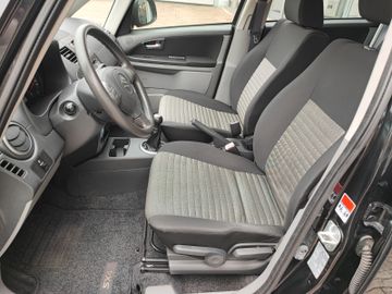 Bild 6 Suzuki SX4 Club 1.6 VVT i-AWD 4x4+AHK+SHZ+ALU+CD+