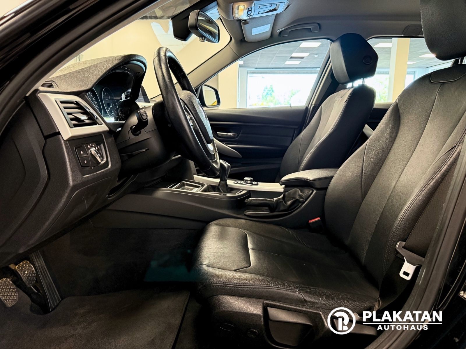 Fahrzeugabbildung BMW 318d Touring Leder Navi Bi-Xenon
