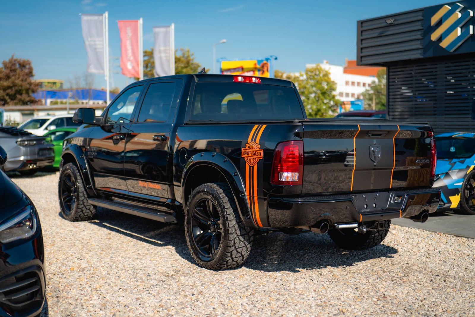 Fahrzeugabbildung Dodge RAM 5.7 V8 HEMI 4x4 OFFROAD Night HarleyDavidson