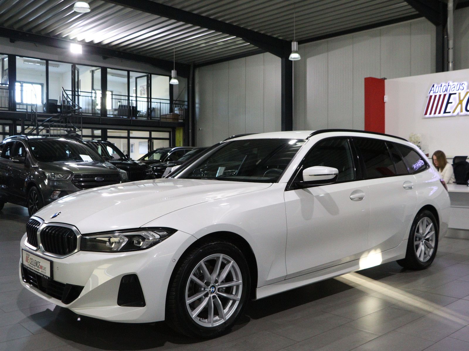 BMW 318d Touring SHADOW LEDER CURVED LED 3-ZONEN foto 6