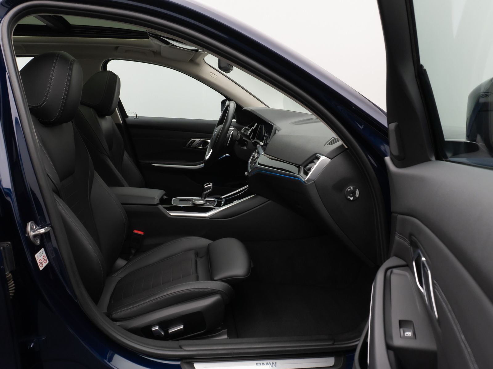 Fahrzeugabbildung BMW 330e xD SportLine Pano Kamera Laser HUD DAB HiFi