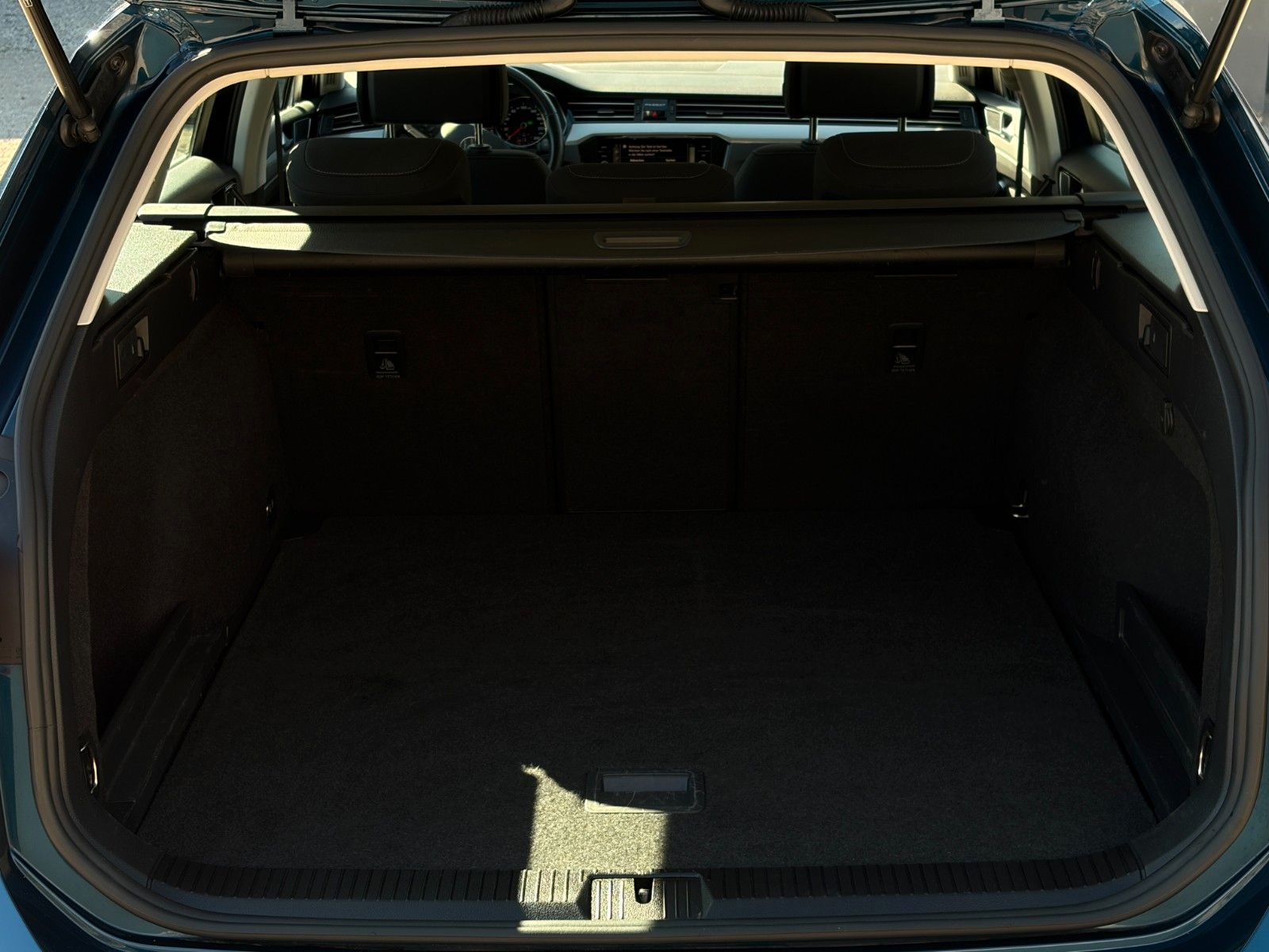 Fahrzeugabbildung Volkswagen Passat Variant 2.0 TSI Buisness Kamera LED ACC