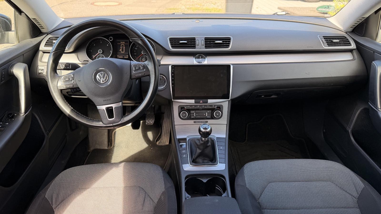 Volkswagen Passat 2011 — вигляд ззаду